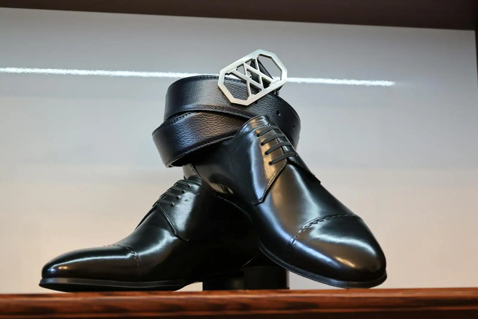 Paire de derbies en cuir posée sur un sol clair, chaussures de ville pour homme et femme