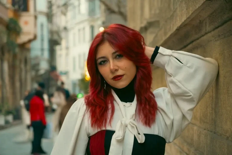 Cheveux auburn : nuances, à qui ça va et entretien