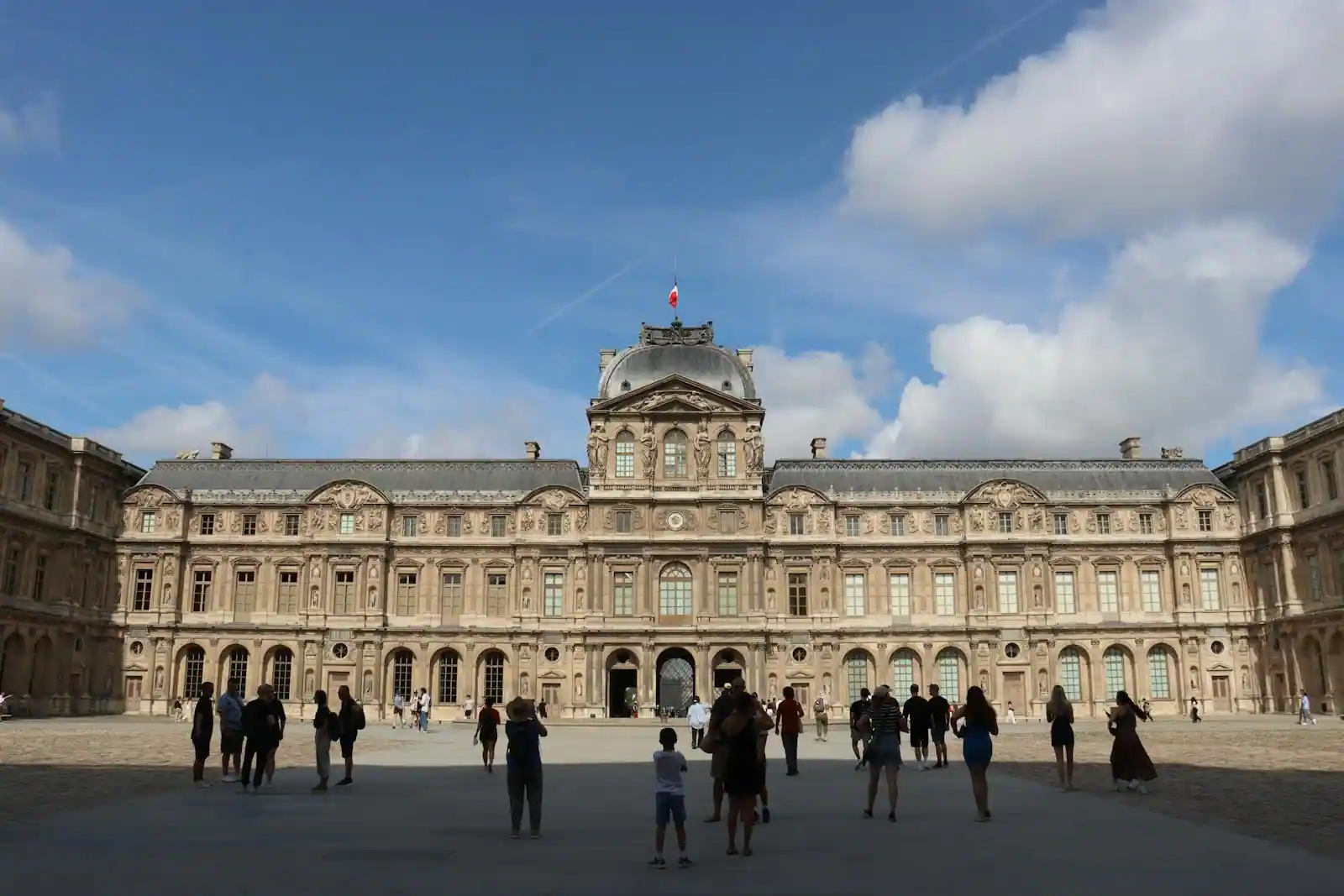 Façade d'un hôtel particulier du Marais abritant le musée Carnavalet à Paris