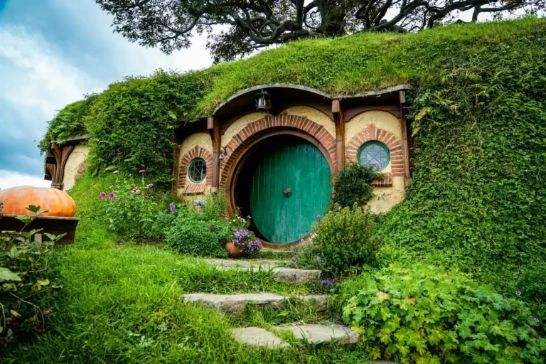 La maison de hobbit : origines, caractéristiques et habitat réel