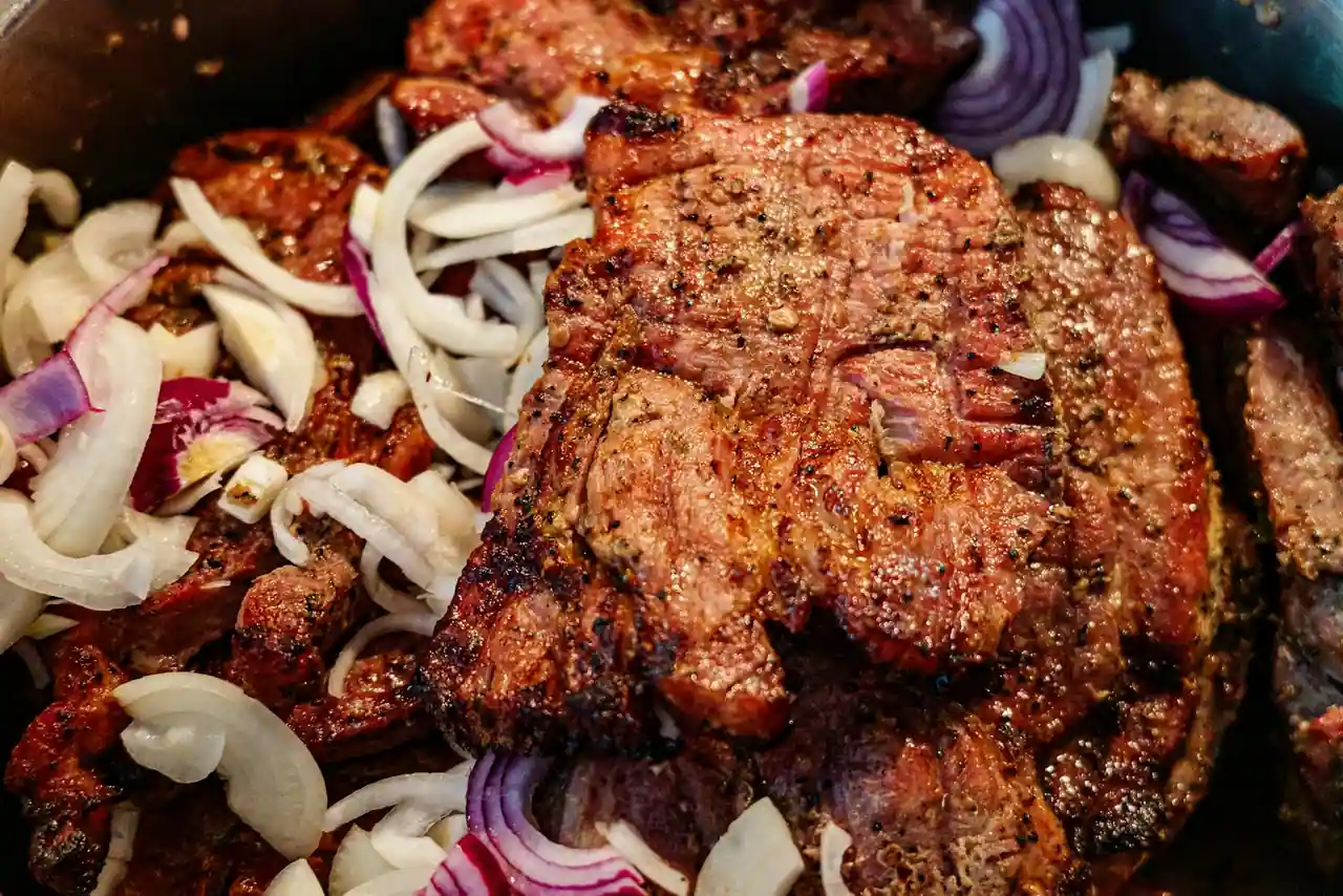 Tranches d'entrecôte grillée au cœur rouge saignant
