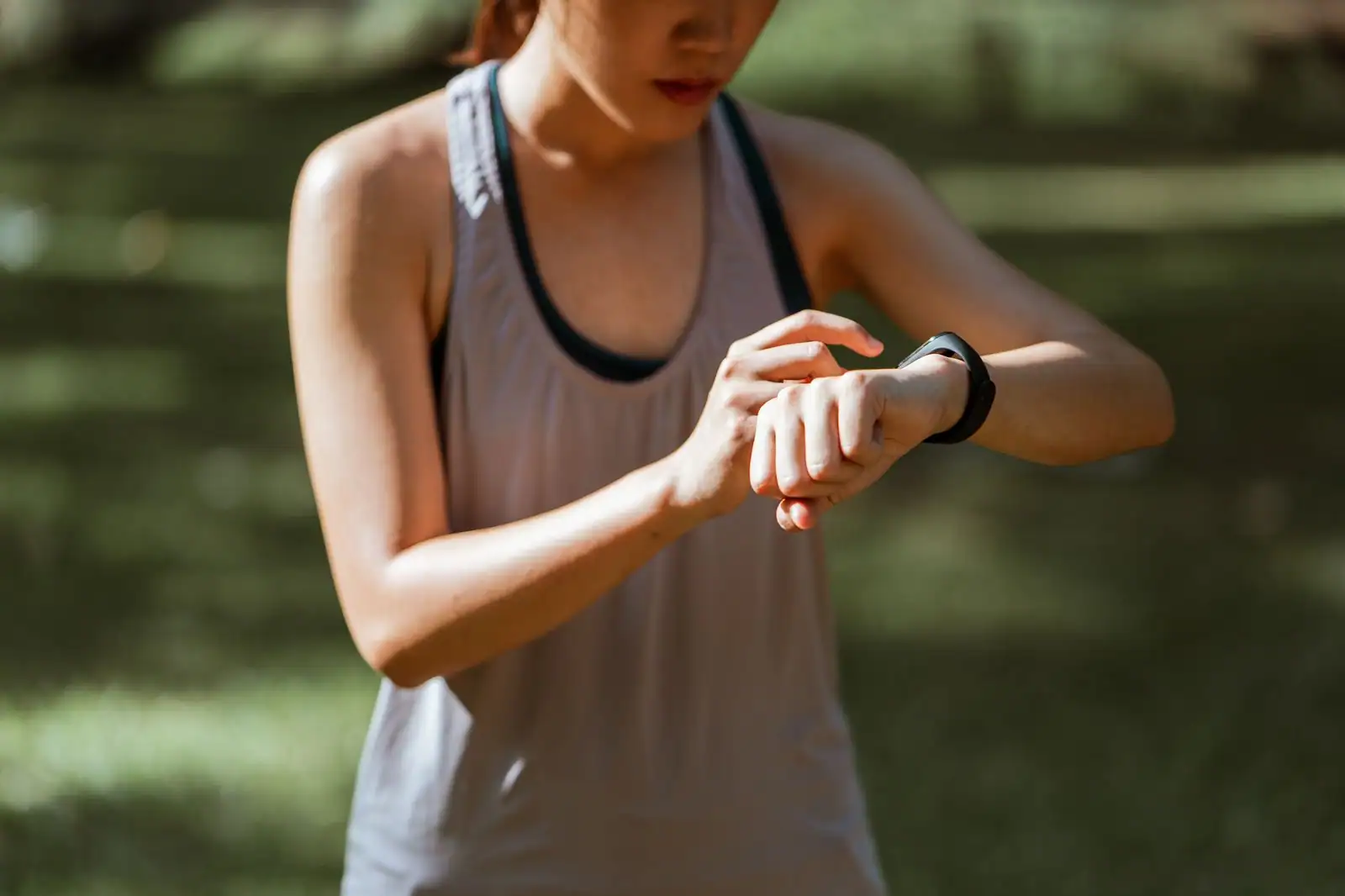 Montre connectée Garmin au boîtier compact portée à un poignet fin