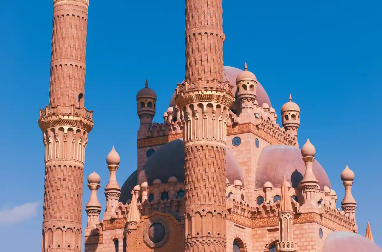 Grande mosquée au Niger sous la lumière du Sahel, architecture de terre