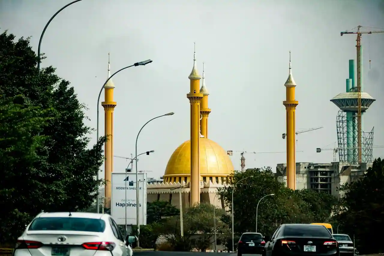 Mosquée et église côte à côte dans une ville du Nigeria au coucher du soleil