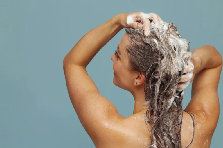 Shampoing cheveux bouclés : bien choisir et l&rsquo;utiliser
