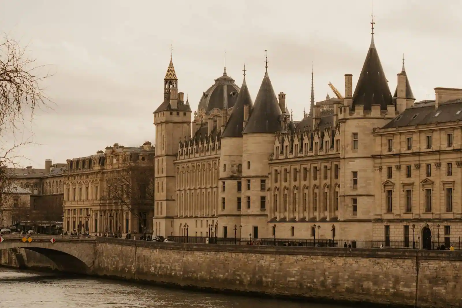 Quais de Seine animés à Paris un week-end ensoleillé, promeneurs et péniches