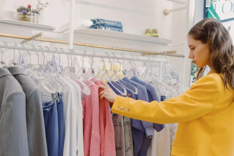 Vêtements femme pas cher : où acheter et bien s&rsquo;habiller à petit prix