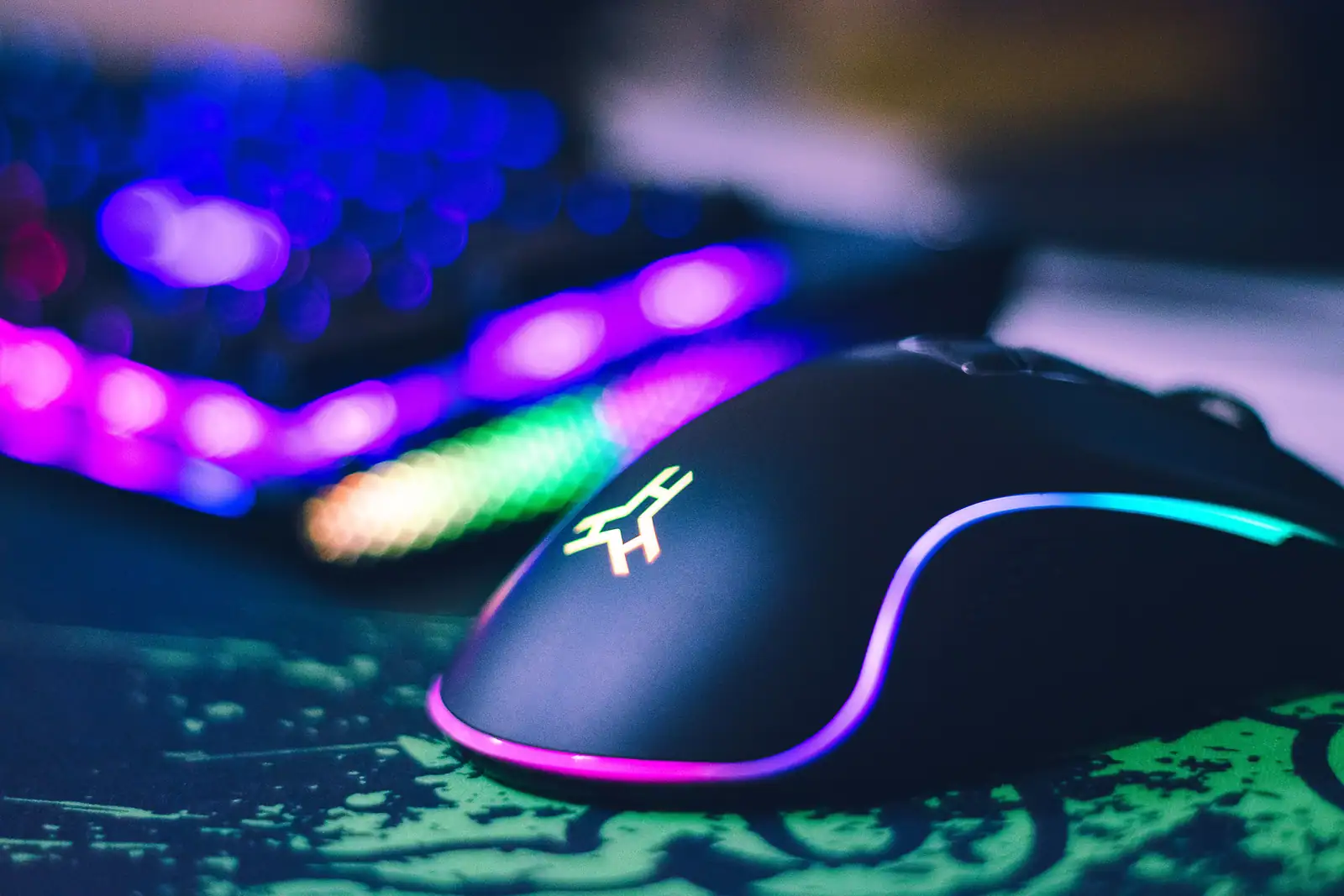 Souris et clavier de jeu rétroéclairés en RGB, posés sur un bureau