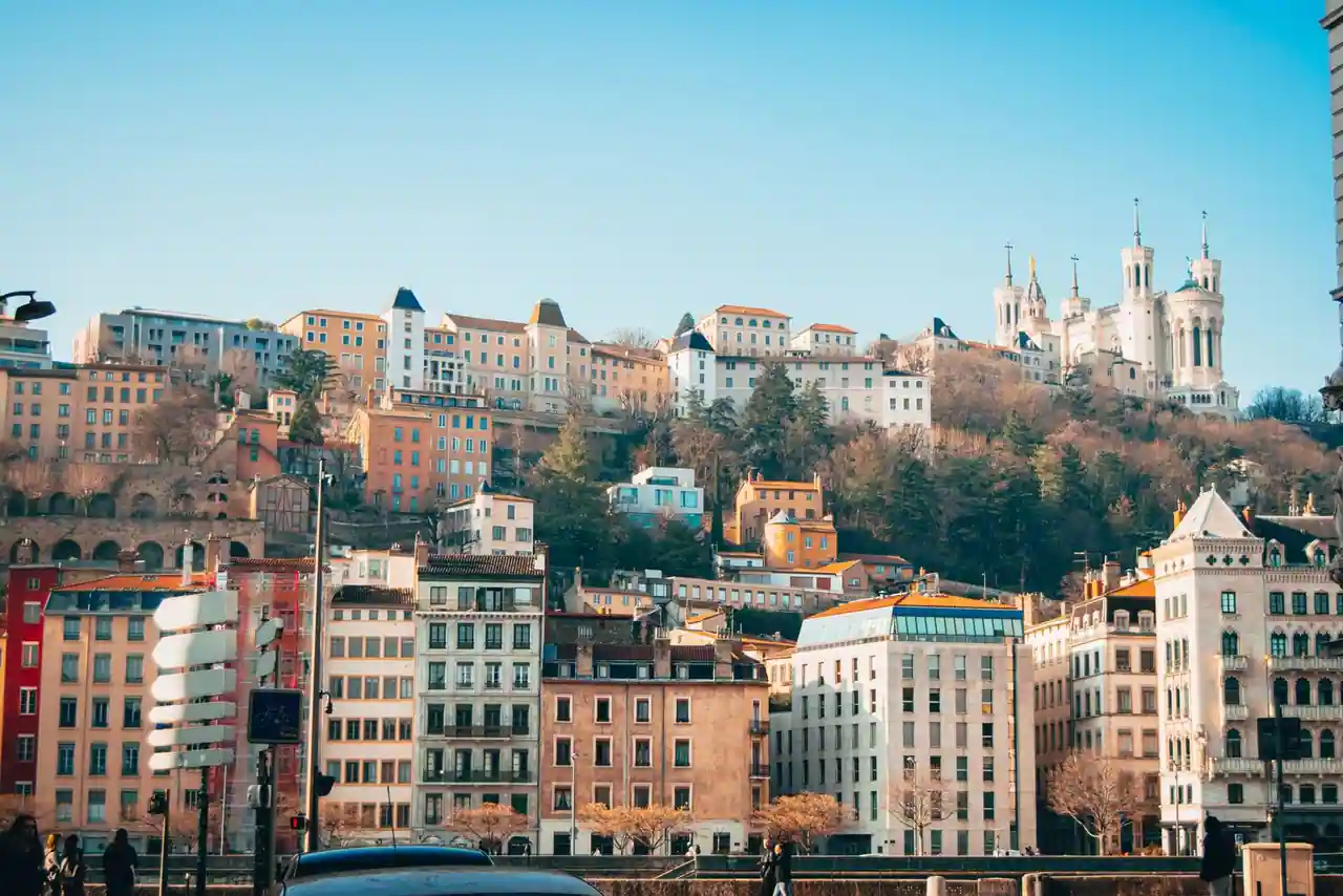 Vue de Lyon avec la basilique de Fourvière sur sa colline et les toits de la ville