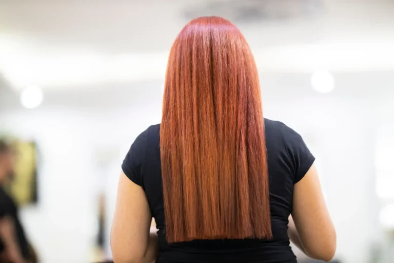 Cheveux acajou : à qui ça va, comment l&rsquo;obtenir et le faire durer