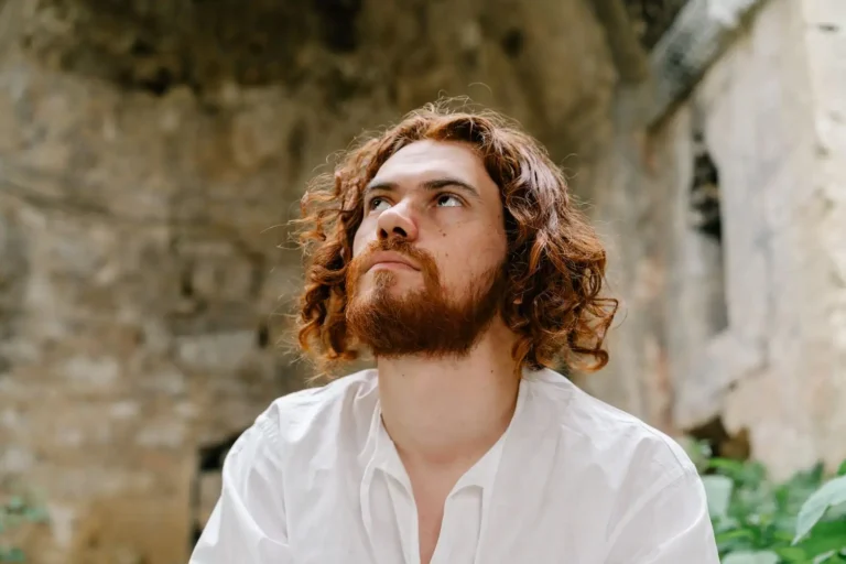 Cheveux bouclés homme : soigner et coiffer ses boucles
