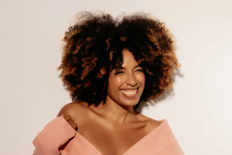 Cheveux crépus : hydrater, démêler et protéger sans casse