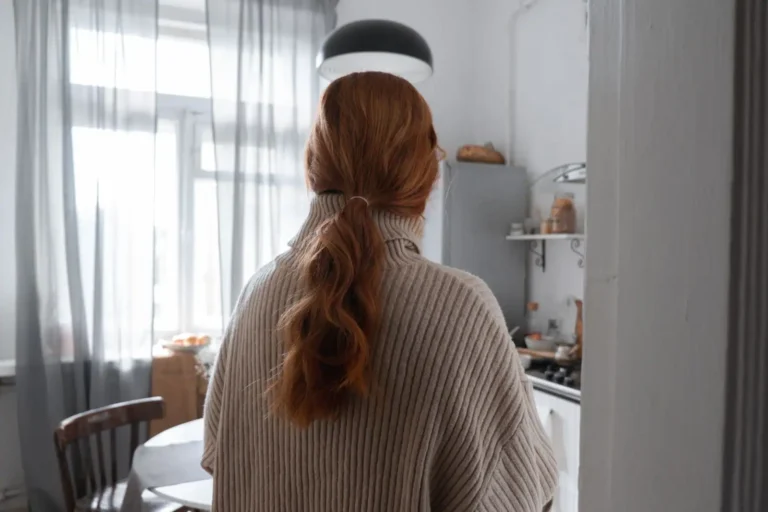 Cheveux au henné : ce qu&rsquo;il faut savoir avant de se lancer