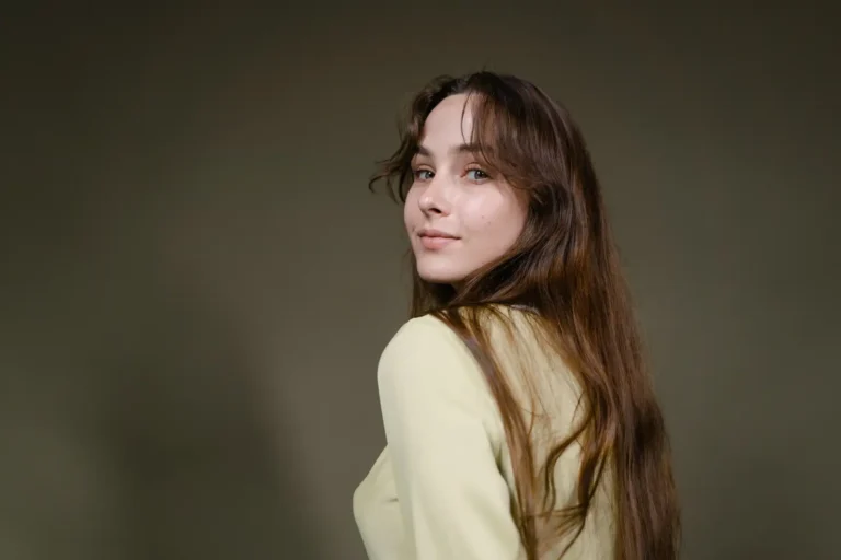 Cheveux marron glacé : la couleur brune froide qui séduit