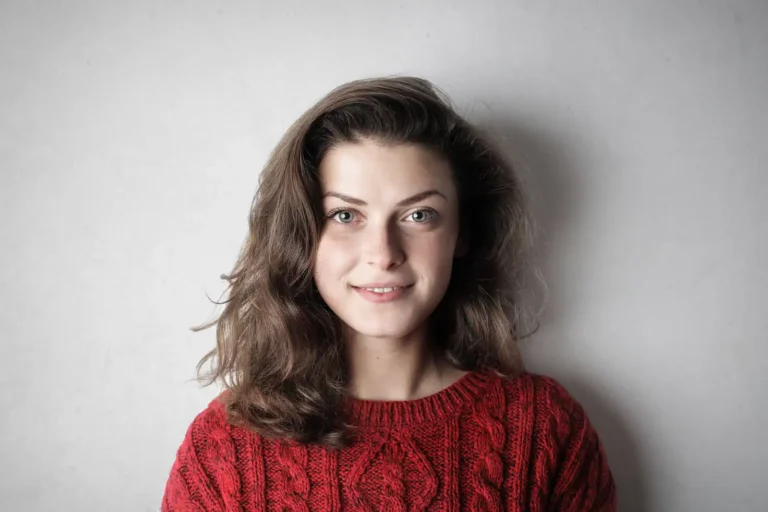 Cheveux mi-longs : choisir la bonne coupe selon son visage et ses cheveux