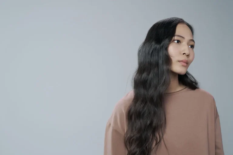 Cheveux ondulés : révéler ou créer des ondulations souples et définies