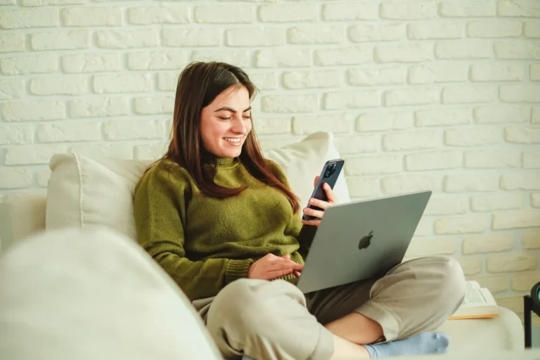 Comment draguer un mec par texto : le guide concret