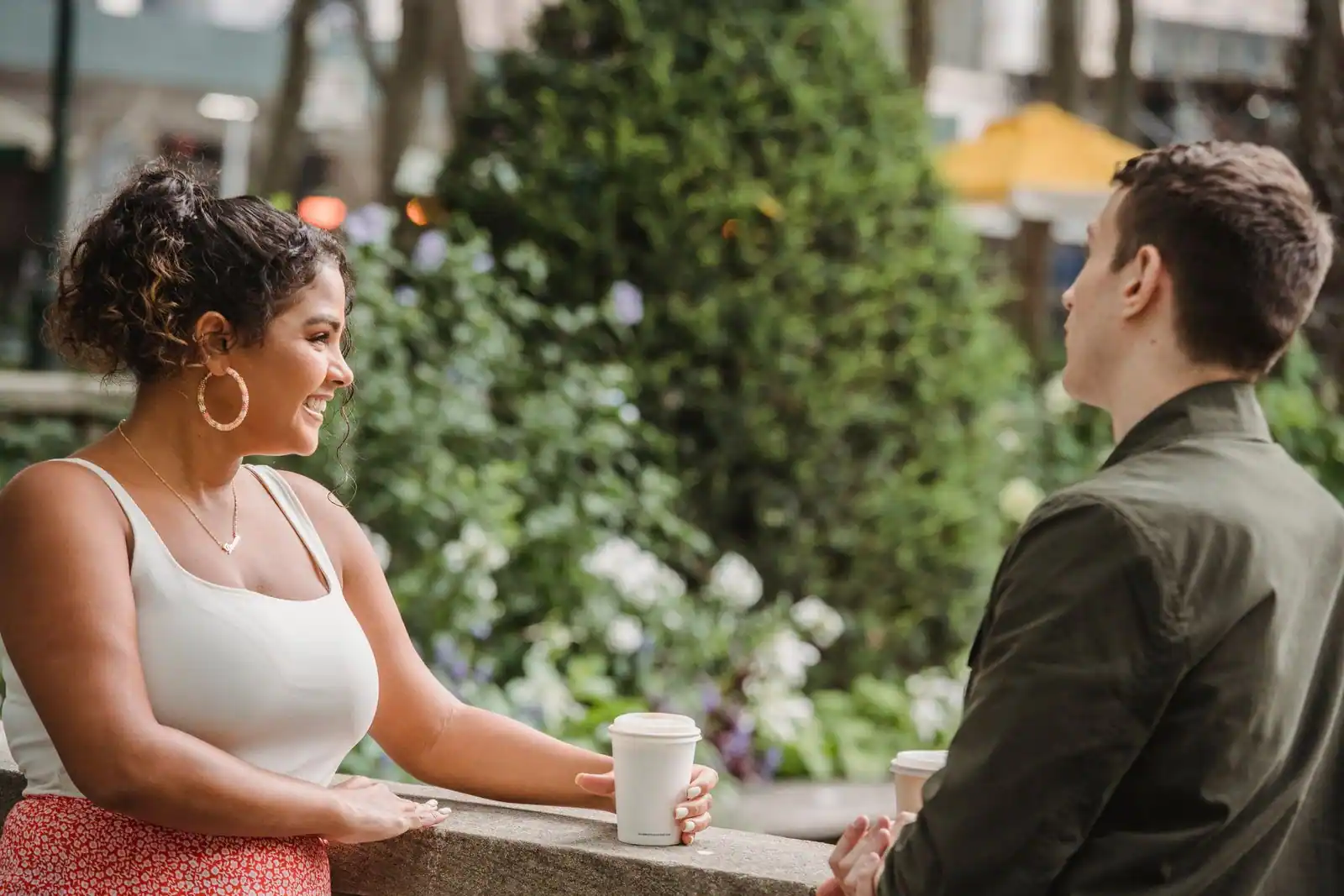 Un couple en pleine conversation complice à la terrasse d'un café