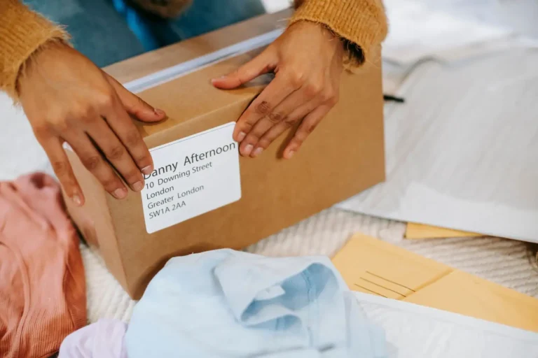 Envoyer des vêtements avec La Poste : le guide
