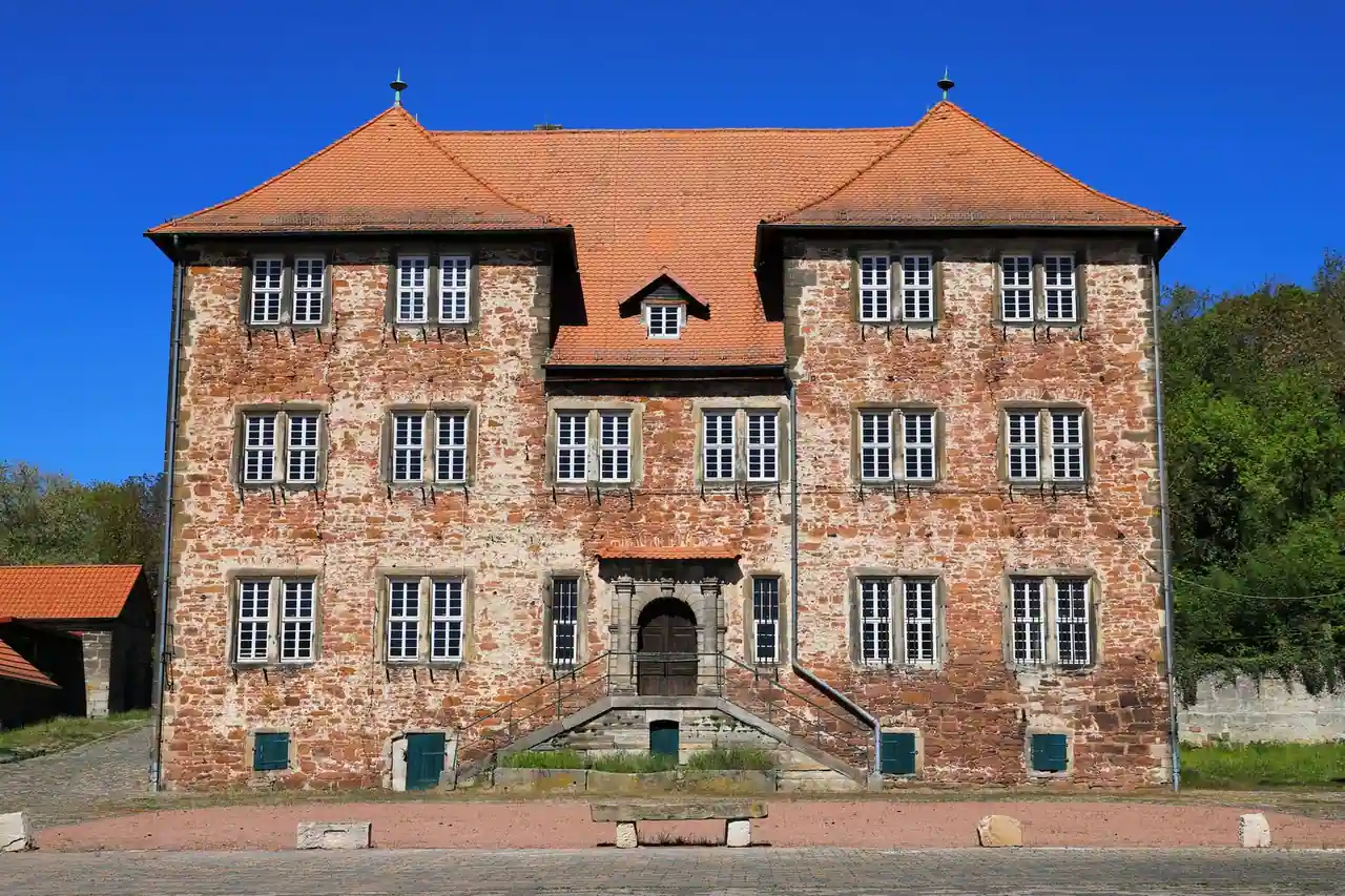 Ancien manoir en pierre à la façade Renaissance, évocation de l'histoire d'une lignée.