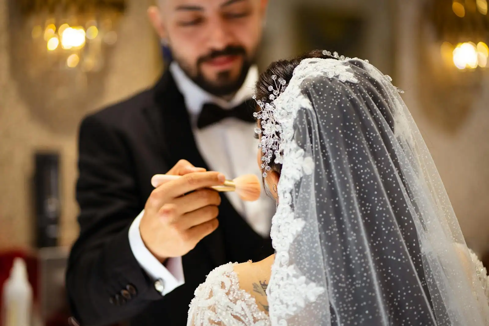 Maquillage de mariée appliqué sur le visage, teint lumineux et longue tenue