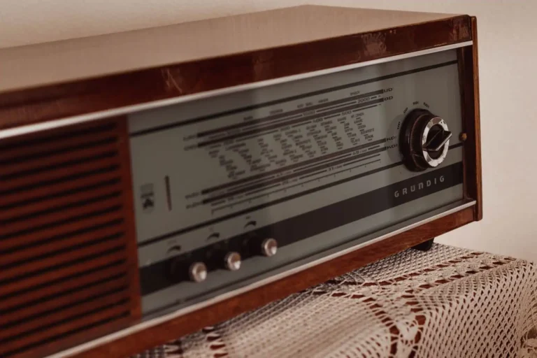 Passion radio : écouter les ondes, émettre et collectionner