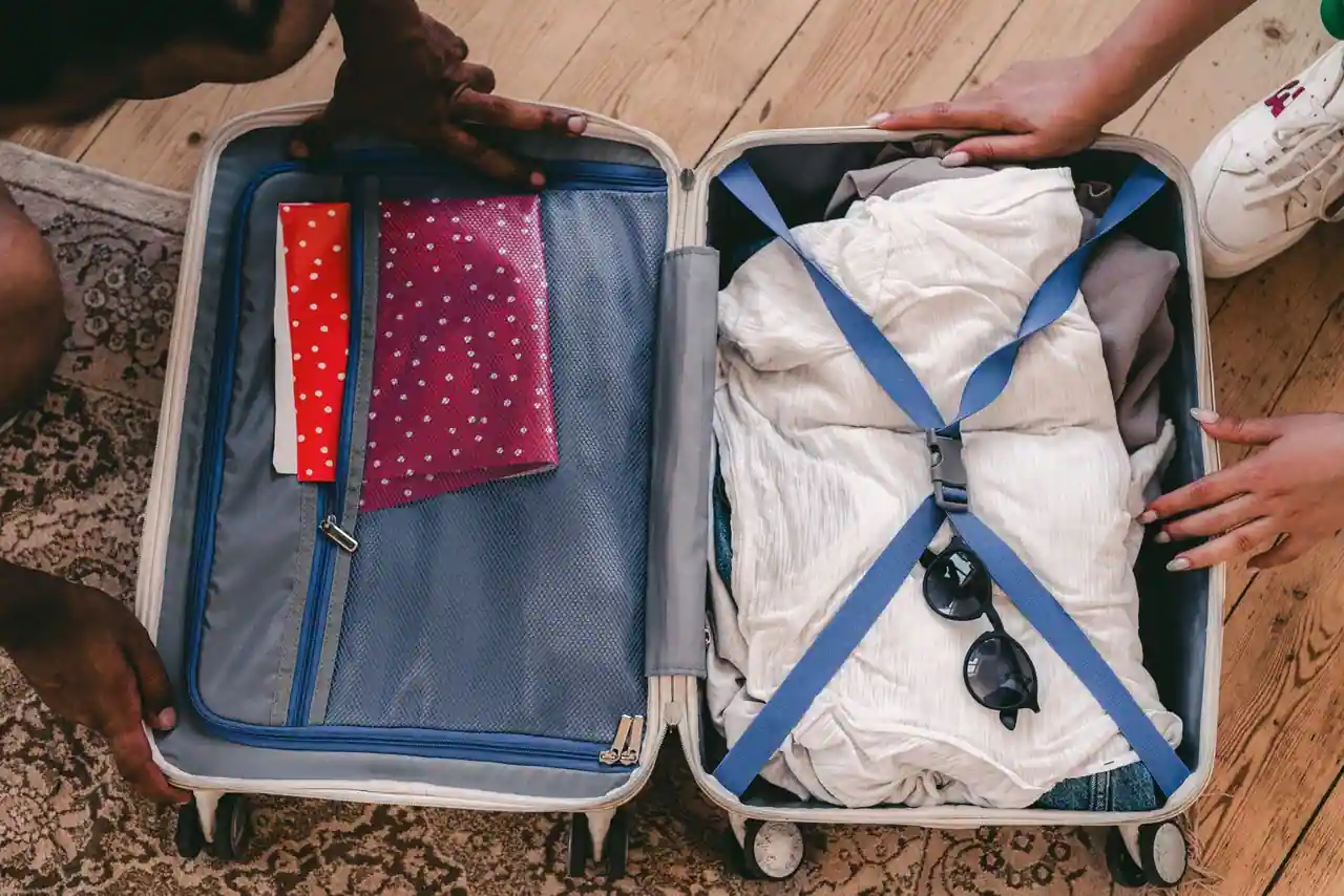 Vêtements pliés et rangés dans une valise ouverte, vue de dessus