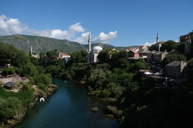 La religion au Kosovo : islam majoritaire, minorités chrétiennes et héritage pluriel