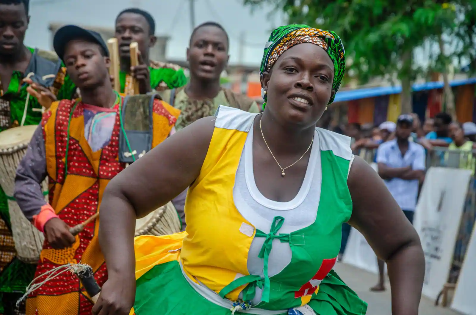 Danseuse et tambours lors d'une fête traditionnelle ouest-africaine, image illustrative des cultures du Togo.