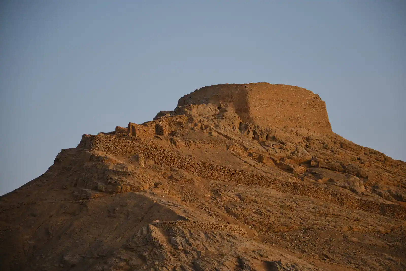 Tour du silence zoroastrienne au sommet d'une colline désertique, au coucher du soleil, en Iran