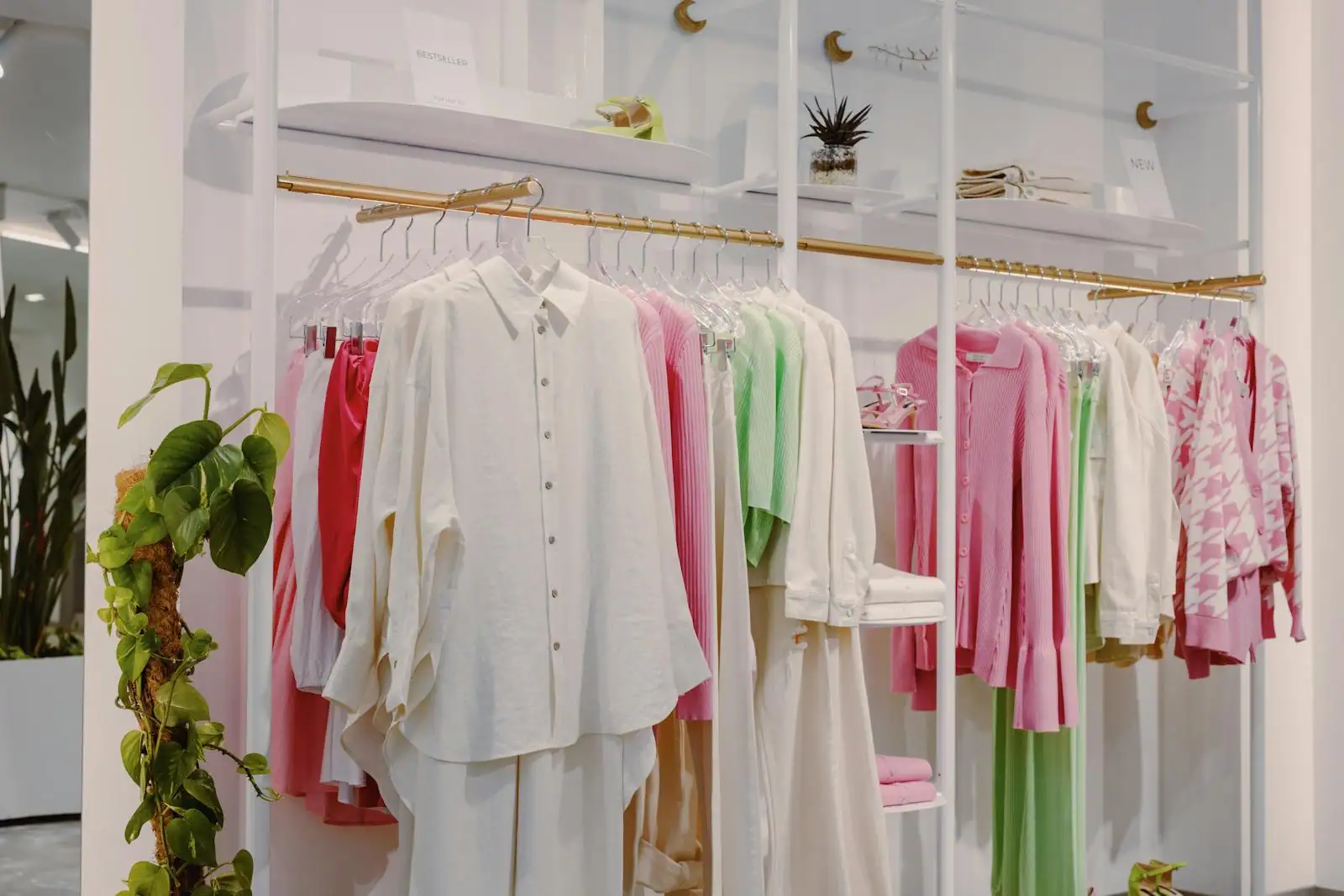 Portant de vêtements soigneusement alignés dans une boutique élégante