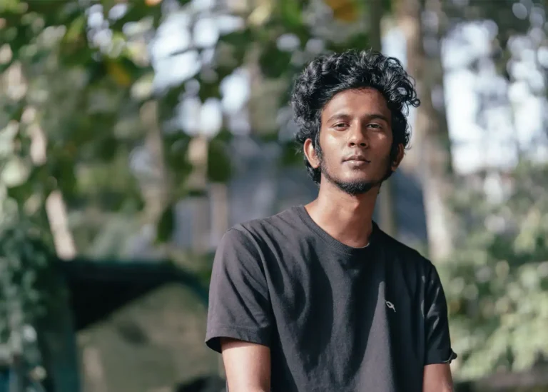 Cheveux frisés homme : entretien, produits et coupes