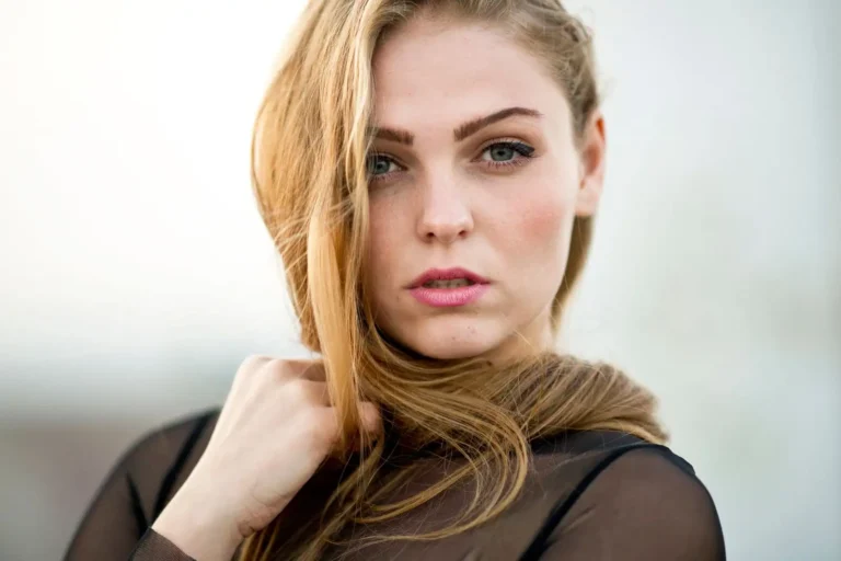 Cheveux blond foncé : bien le choisir et l&rsquo;entretenir