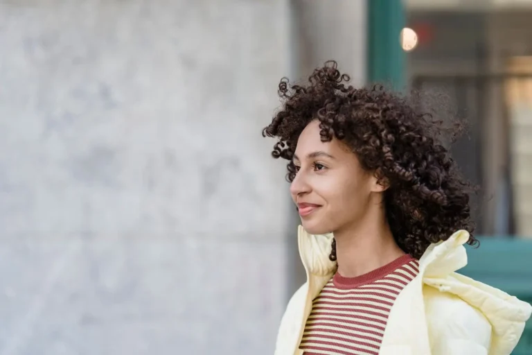 Cheveux bouclés : la routine simple pour des boucles définies