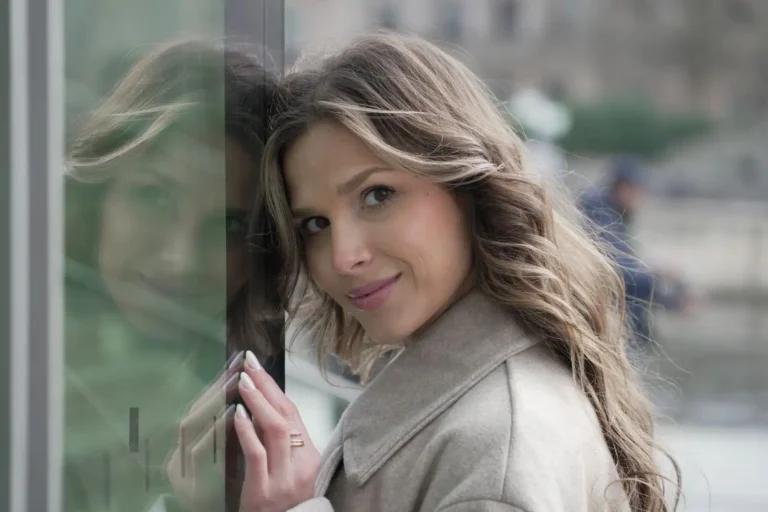Cheveux caramel : à qui ça va, quelle nuance et comment l&rsquo;entretenir