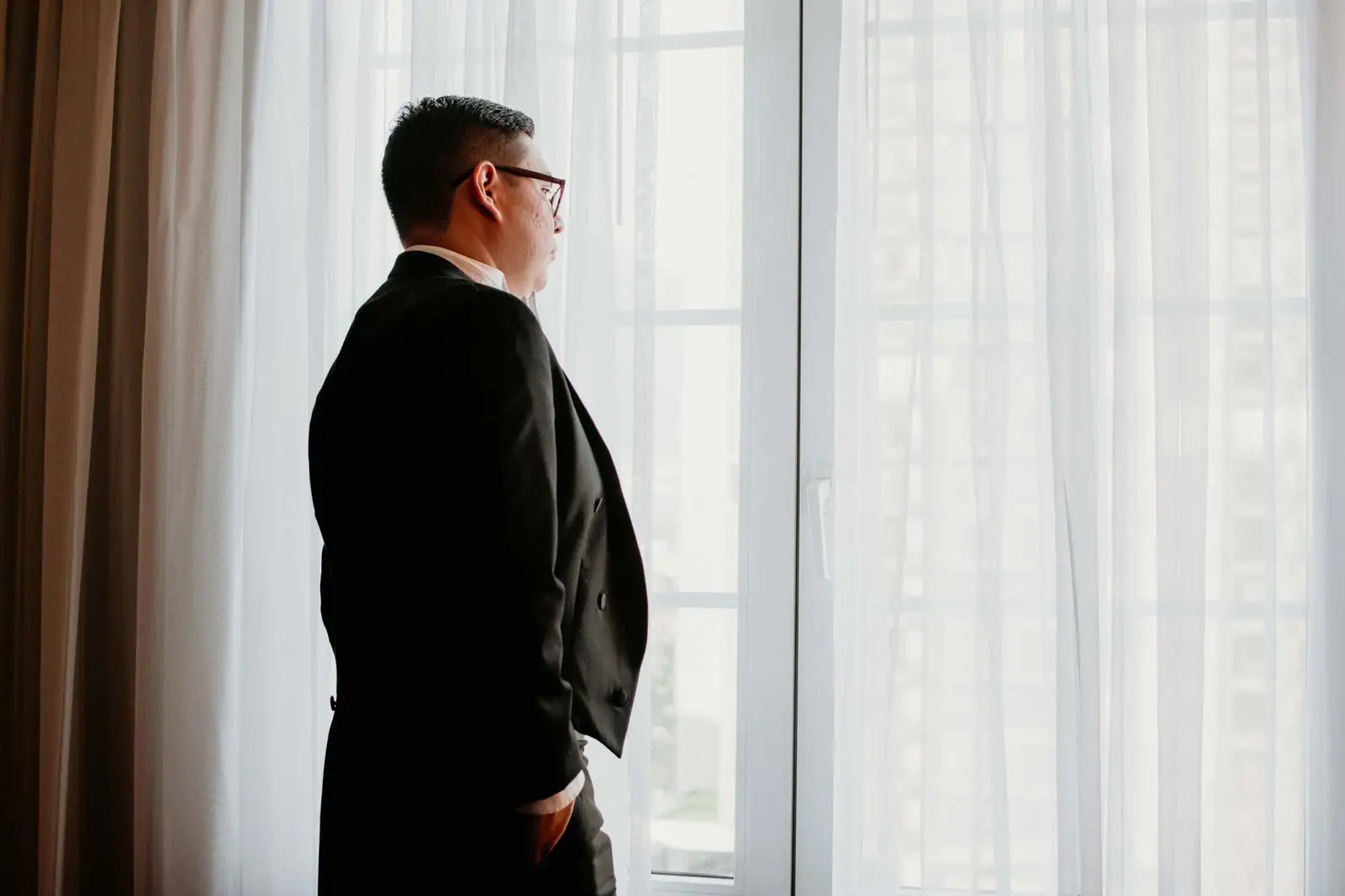 Personne en tenue sombre et formelle, illustration d'une tenue sobre adaptée à un enterrement