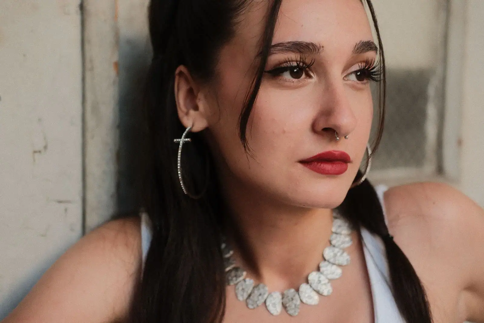 Maquillage rétro années 90 avec bouche brune et regard charbonneux estompé