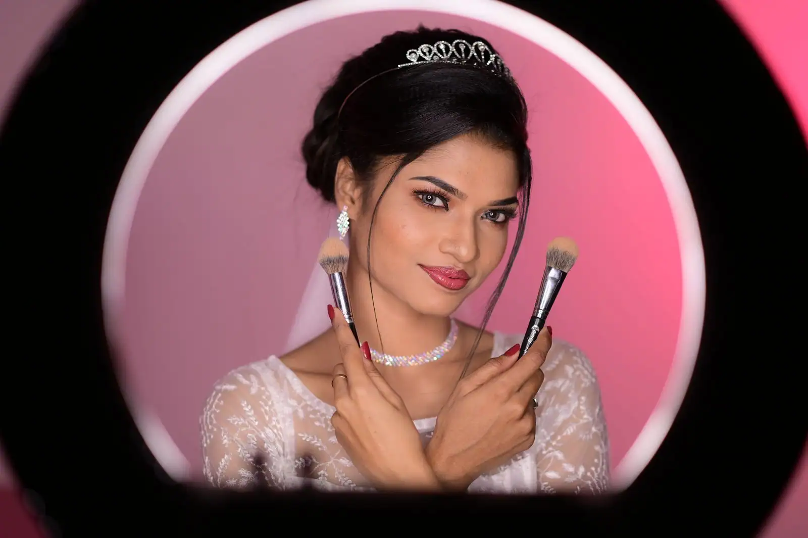 Mariée au maquillage naturel, teint lumineux et regard doucement rehaussé