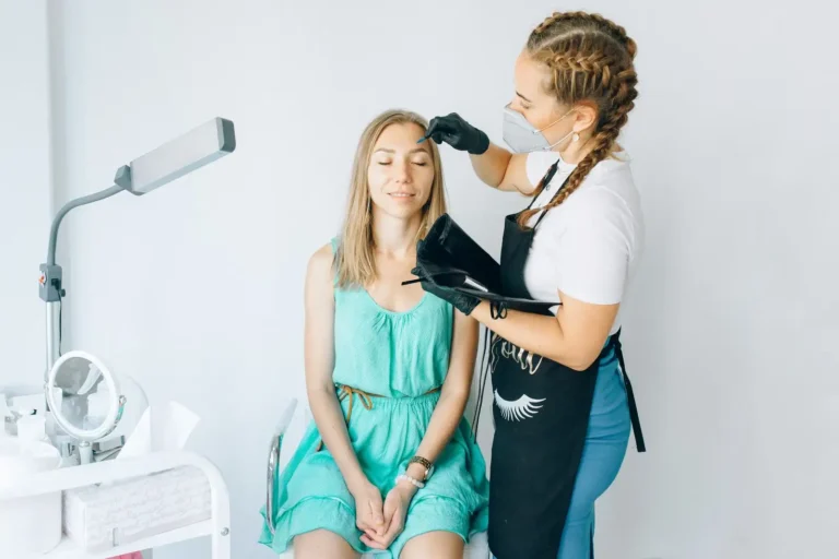 Maquillage permanent : ce qu&rsquo;il faut vraiment savoir avant de se lancer