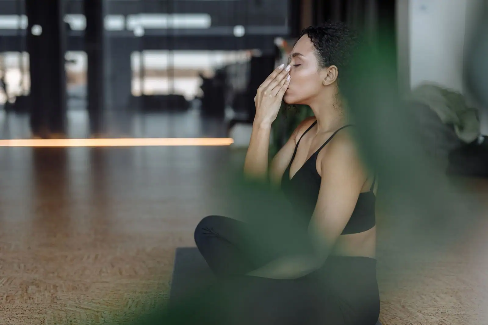 Personne assise au calme, les yeux fermés, en pleine attention