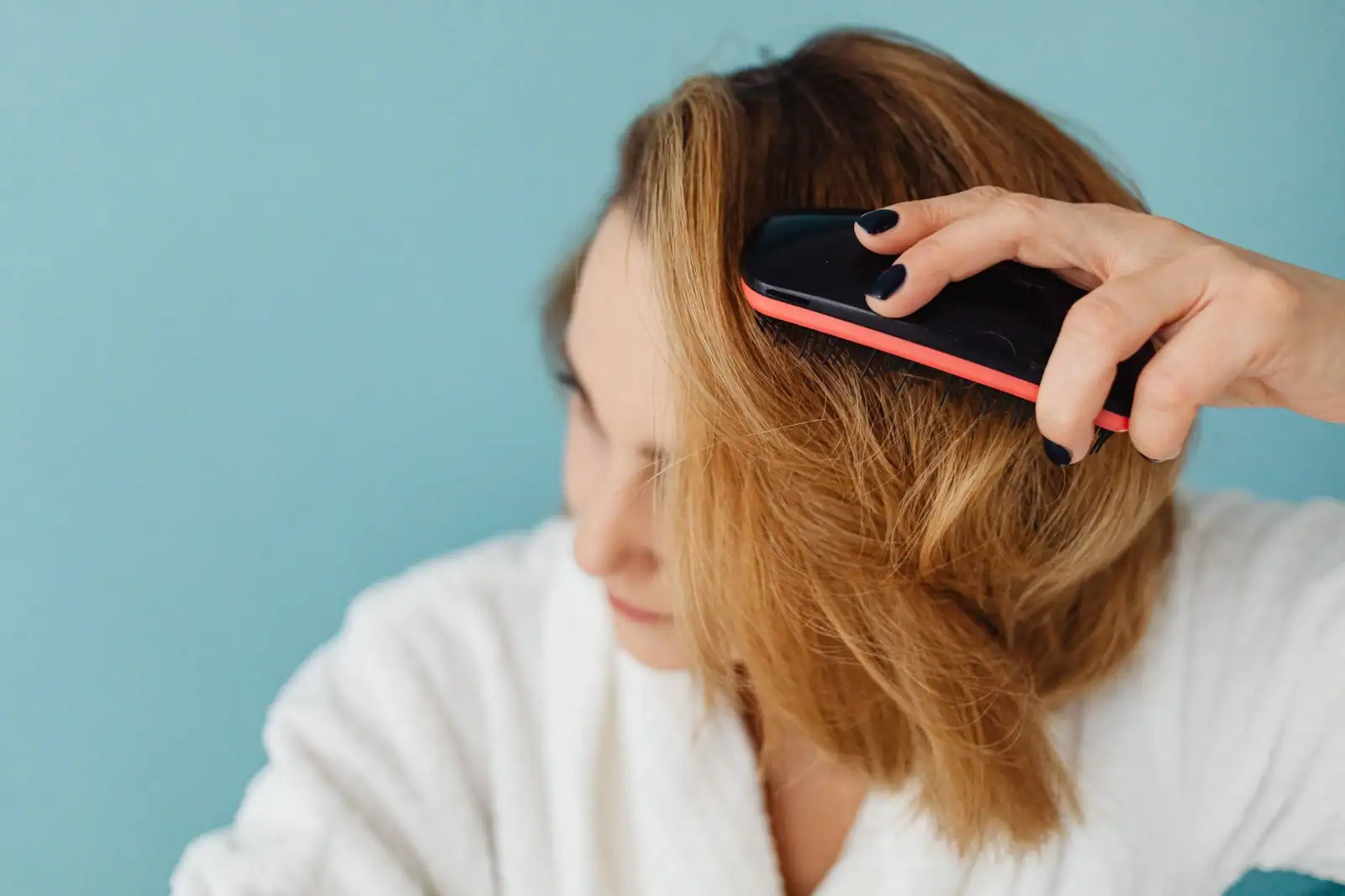 Chevelure brune ondulée et brillante vue de dos en lumière douce
