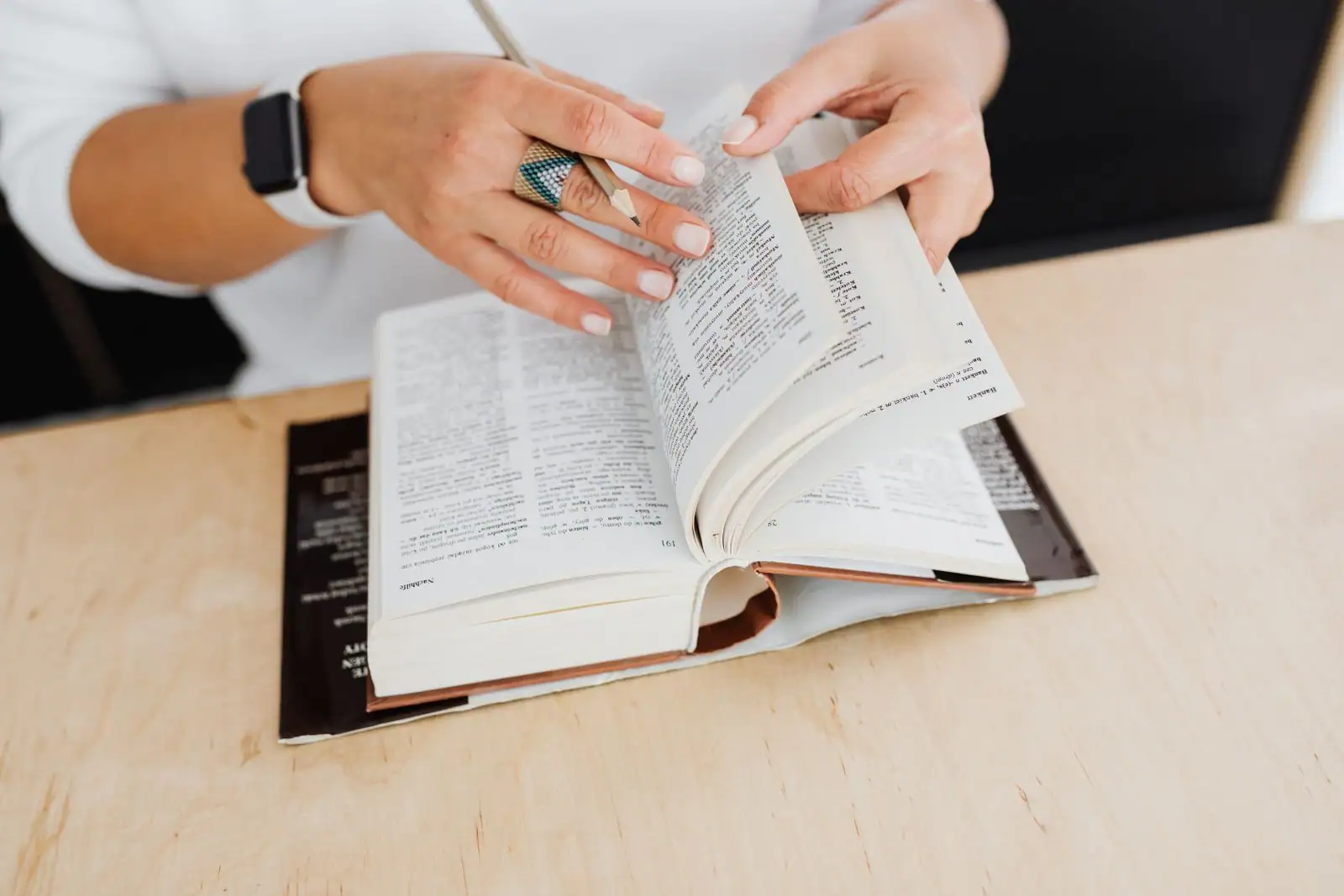 Dictionnaire ouvert sur une table, évoquant la recherche de synonymes du mot spiritualité