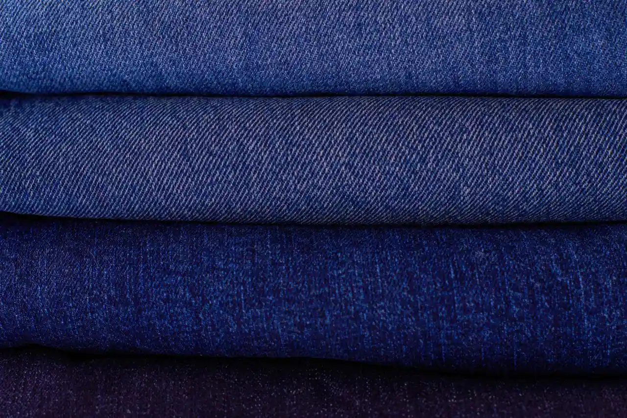 Pile de vêtements pliés triés pour réparation, don et recyclage