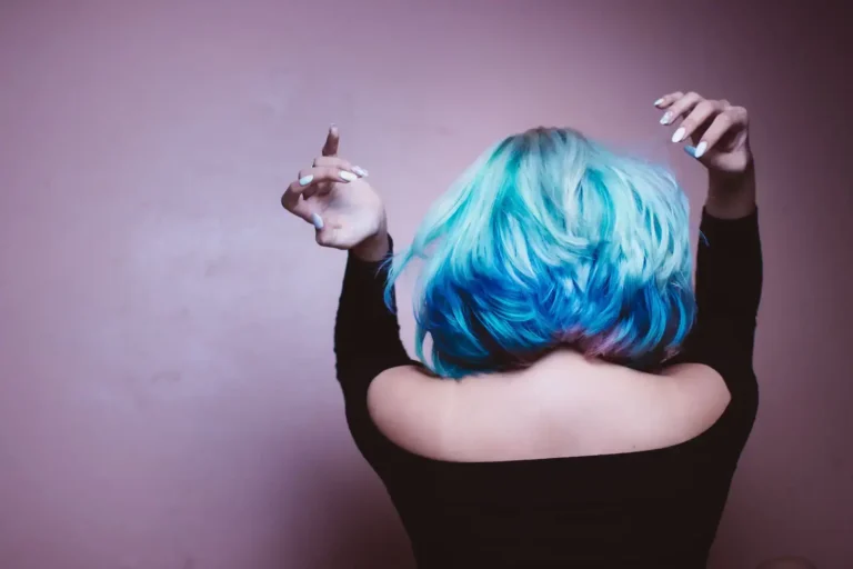 Cheveux bleus : ce qu&rsquo;il faut savoir avant de se lancer