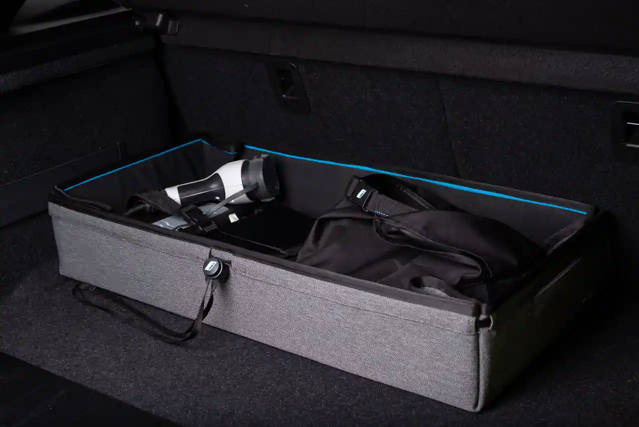 Coffre de voiture avec une caisse de rangement souple bien organisée pour le transport.