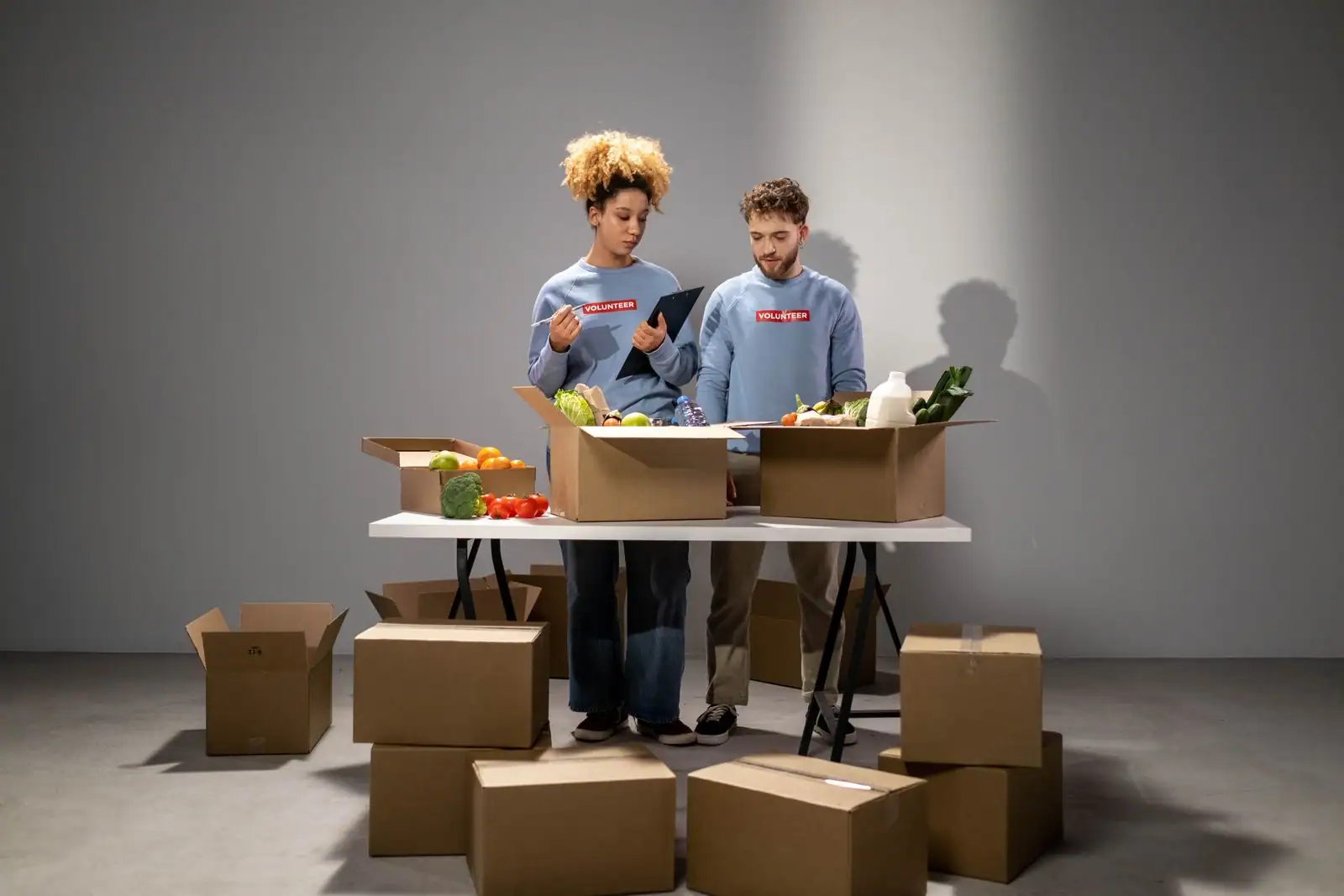Bénévoles préparant des cartons de dons lors d'une collecte associative caritative.