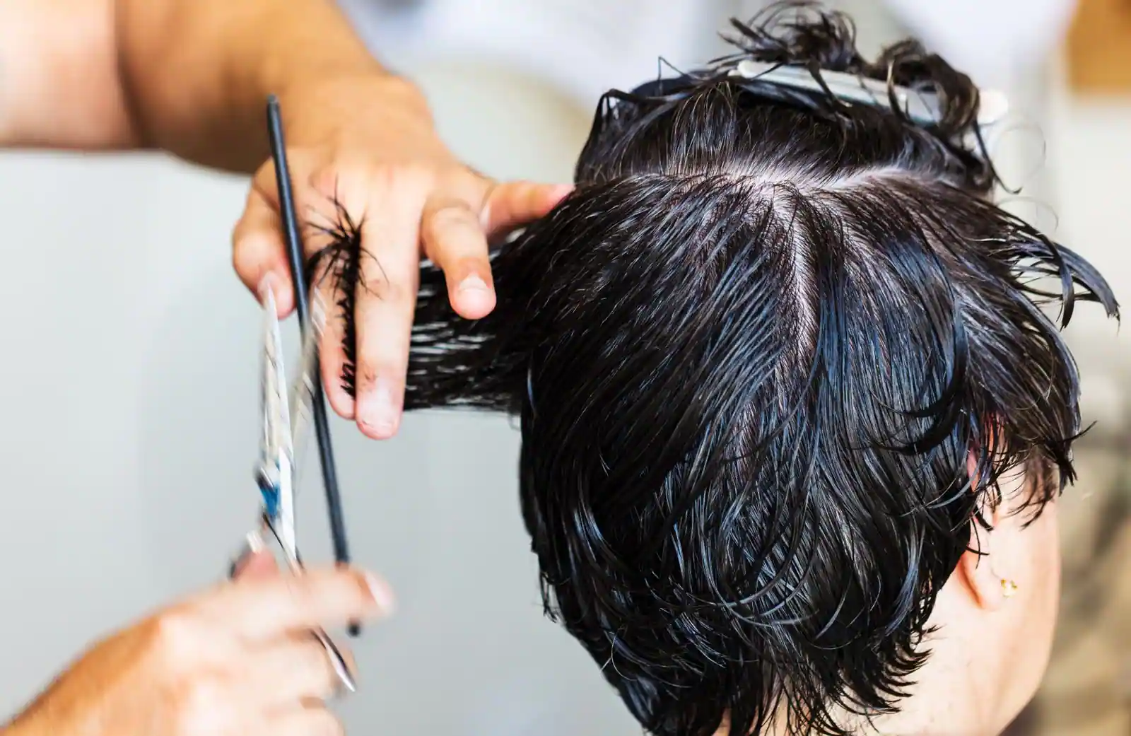 Femme avec une coupe courte structurée, cheveux texturés et coiffés avec précision