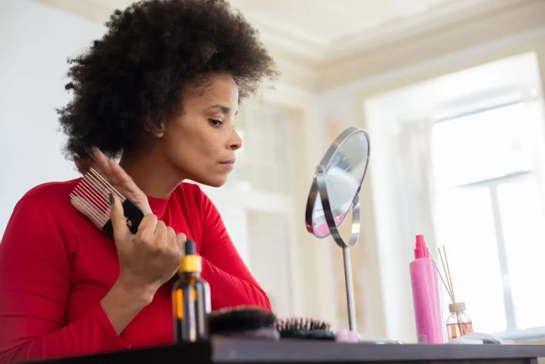 Cheveux hirsutes : pourquoi ils rebiquent et comment les discipliner