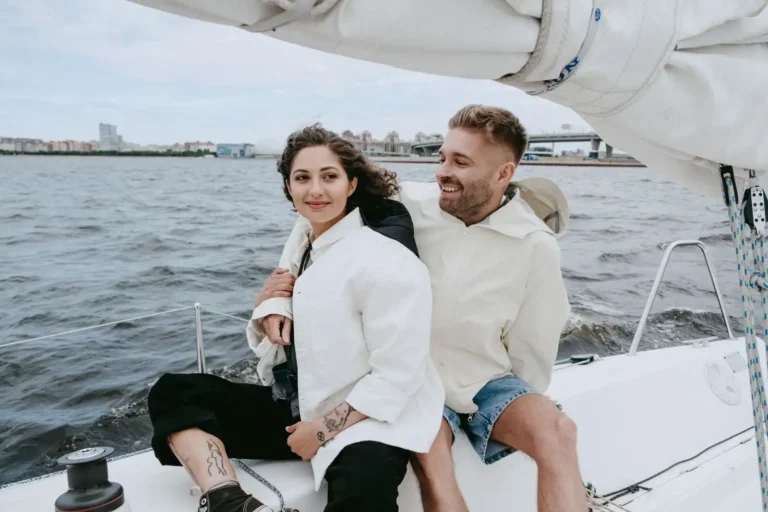 Draguer sur un bateau : ce que le cadre change vraiment