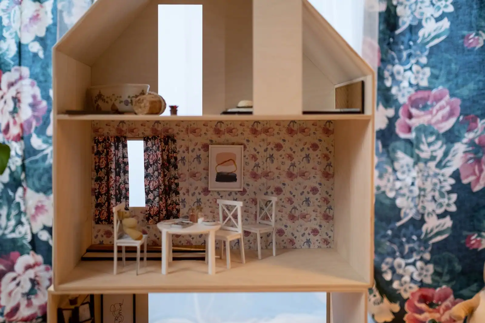 Maison miniature en bois façon hobby house, pièce meublée avec papier peint fleuri.